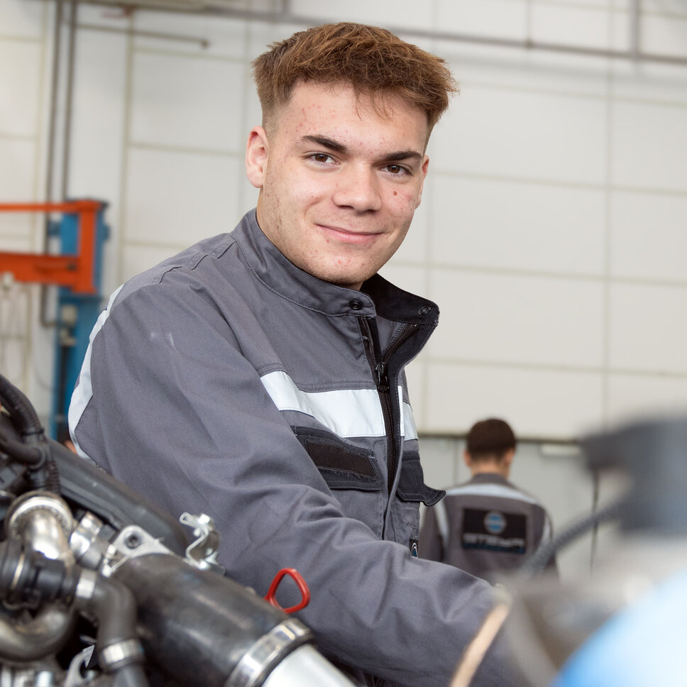 Foto eines Lehrlings in der Lehrwerkstatt